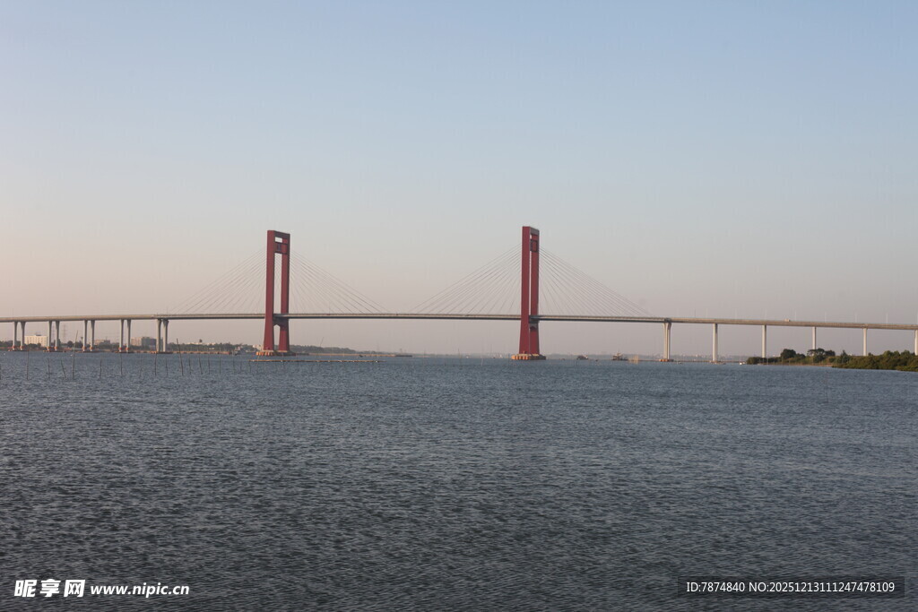 跨海大桥横跨广阔海面