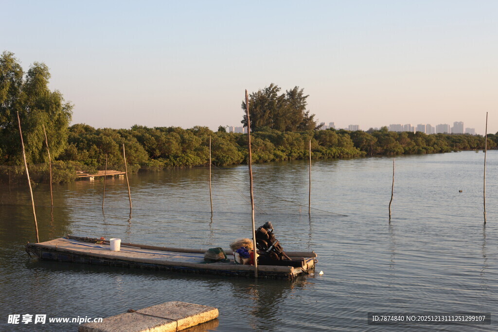 湖畔小船垂钓者