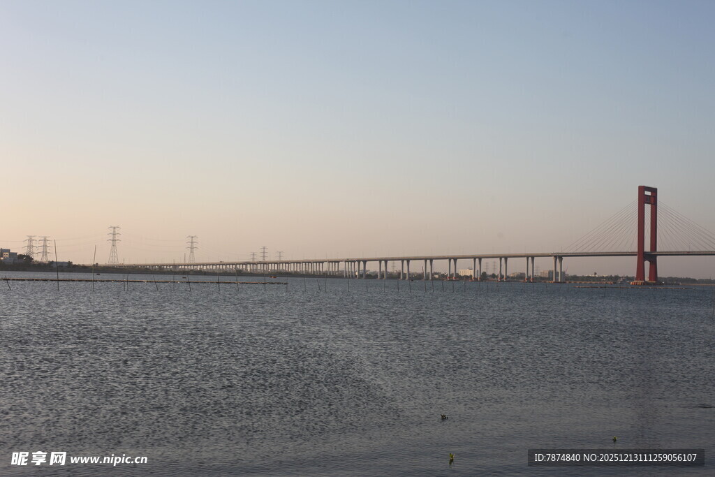 黄昏下的大桥与开阔水面
