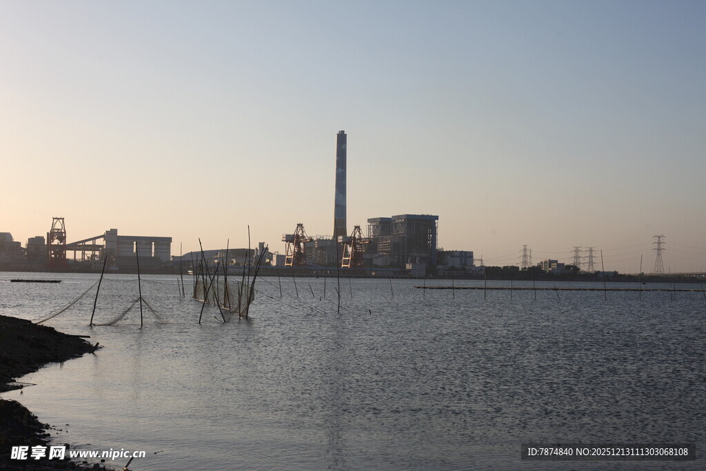 黄昏下的工业水域景观