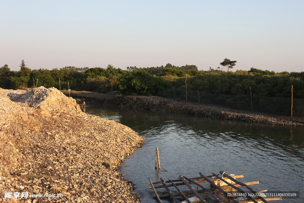 河边沙石堆与简易木排