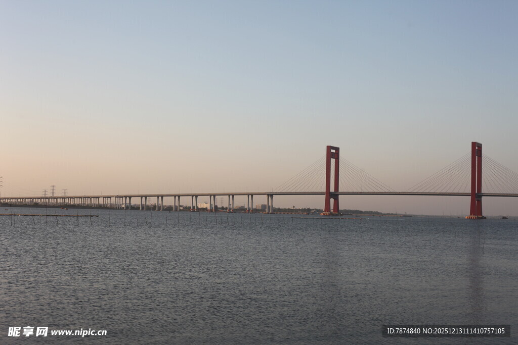 黄昏下的跨海大桥美景