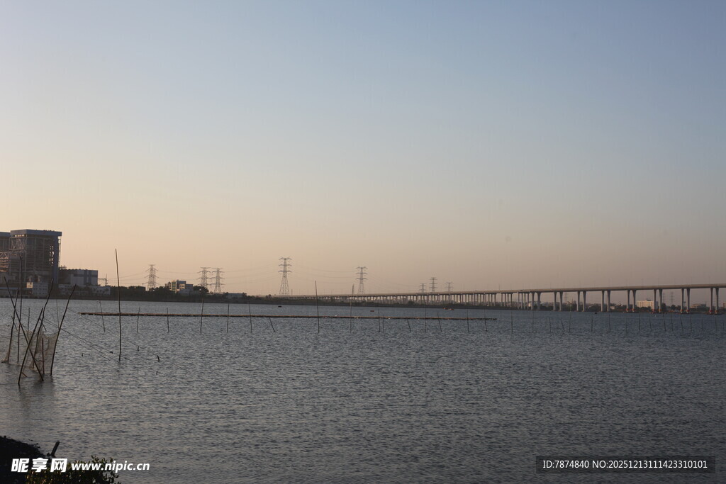 黄昏下的水域与远处桥梁