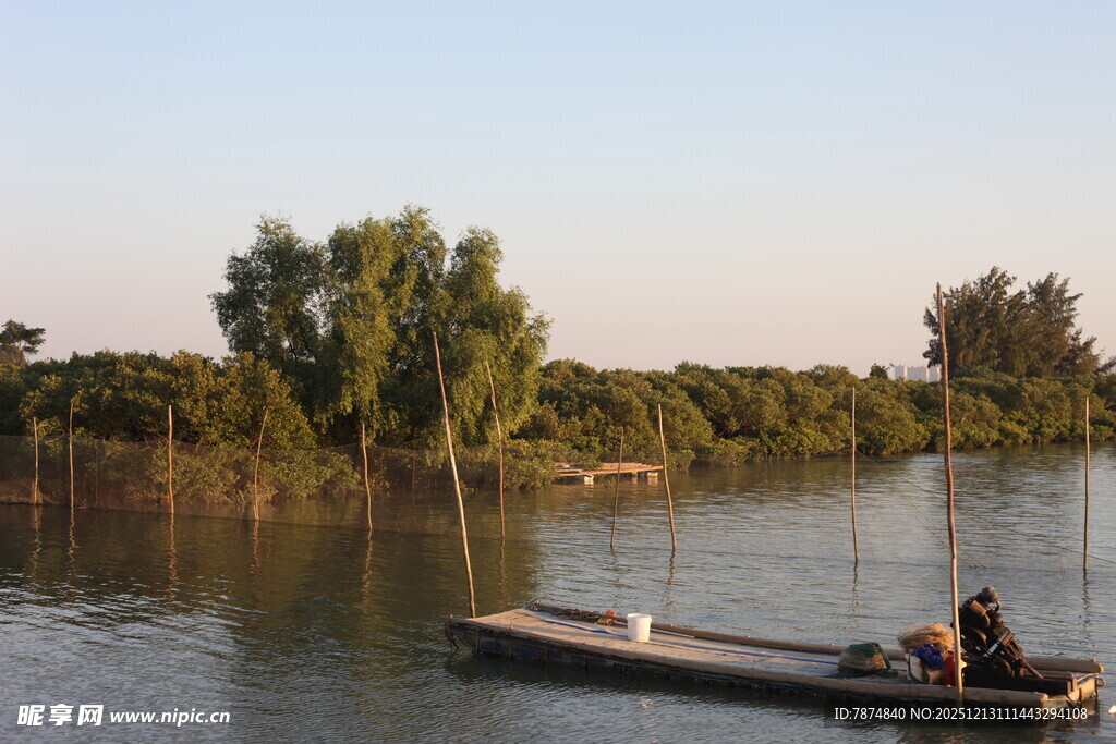湖上泛舟的悠闲时光