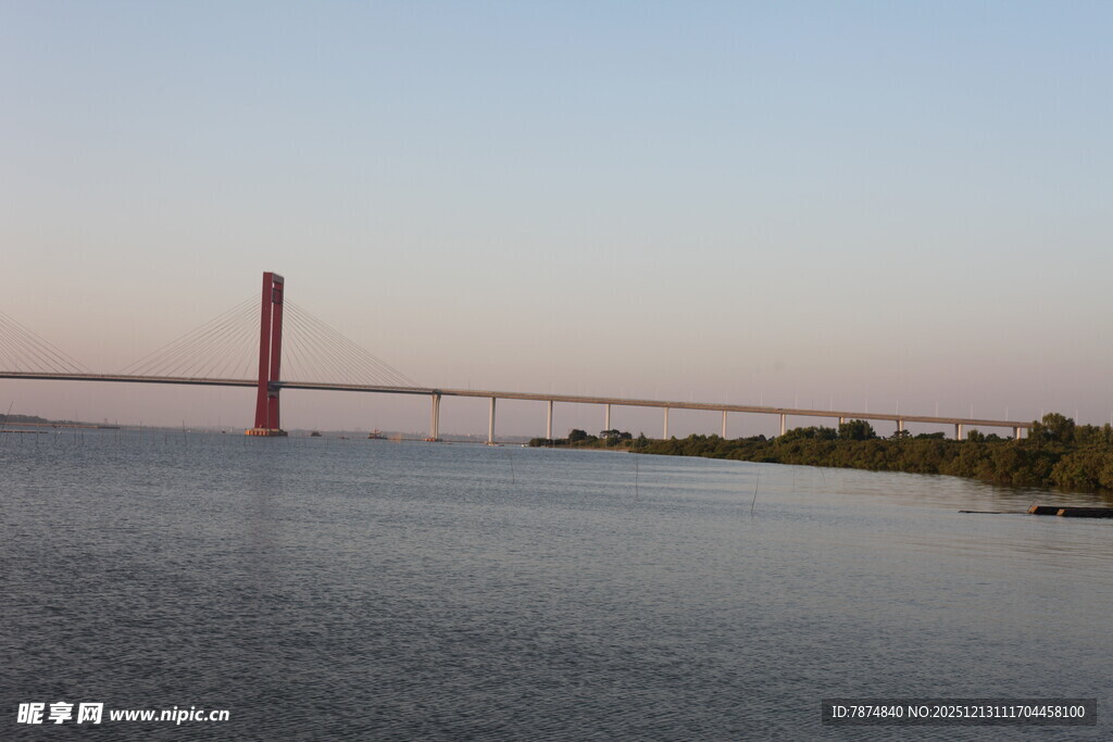 黄昏下的跨海大桥美景