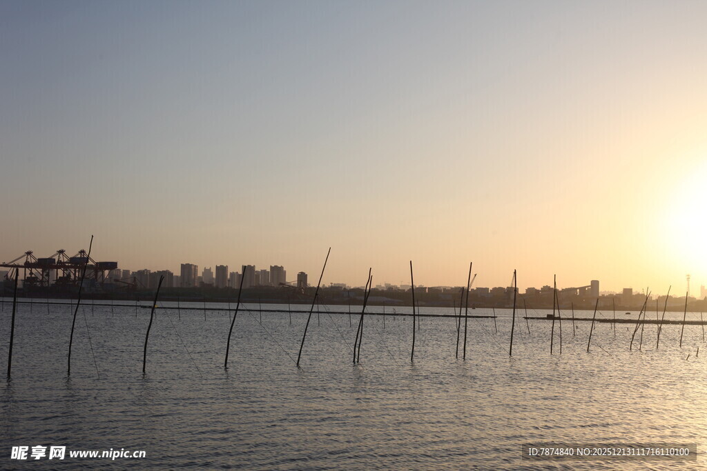 夕阳下的海上养殖场景