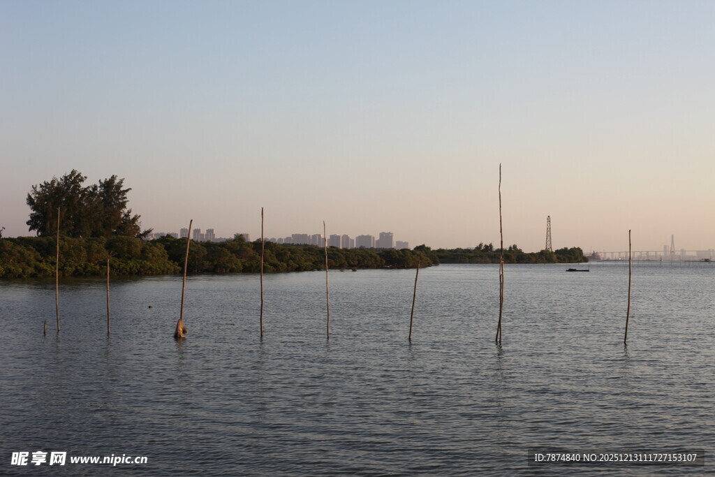 湖畔黄昏静谧水面景象