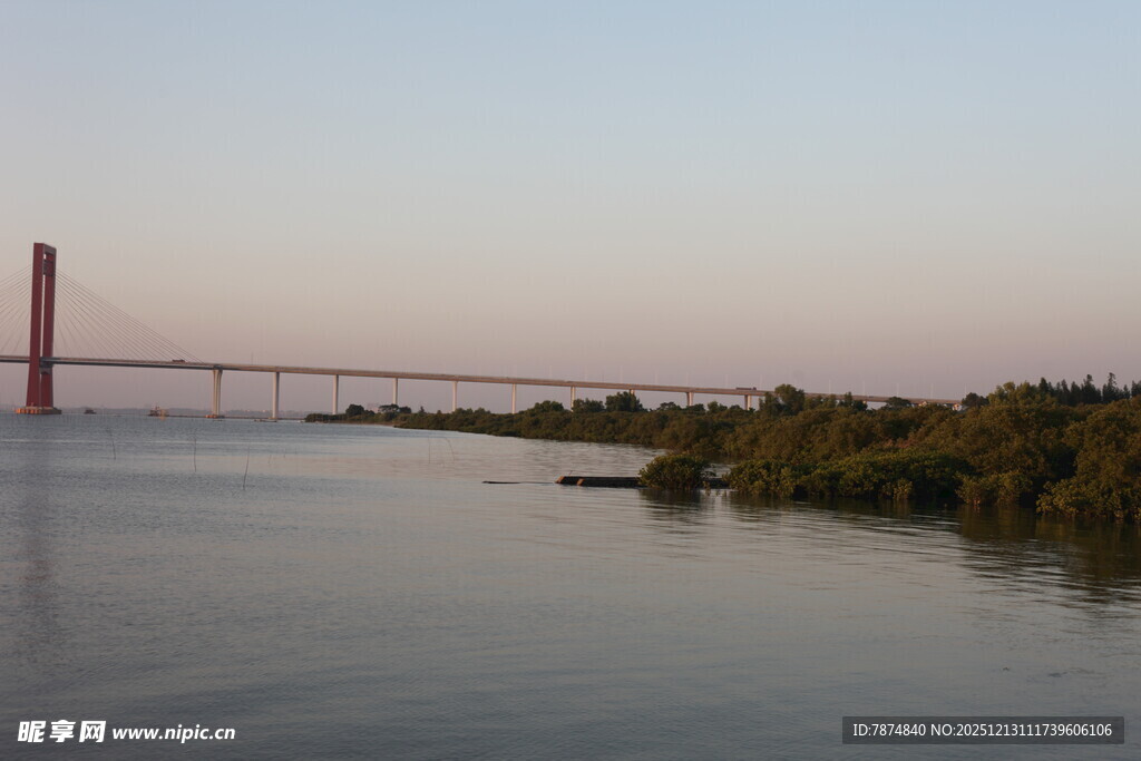 黄昏下的桥梁与平静水面