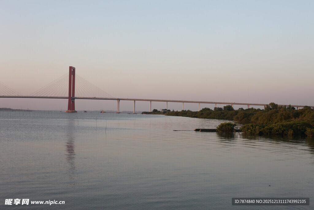 黄昏下的跨海大桥美景