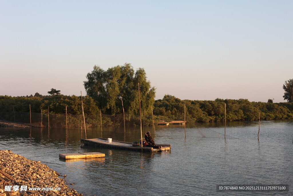 湖畔黄昏小船静谧景象
