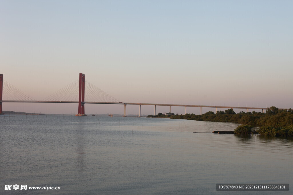 黄昏下的跨海大桥美景