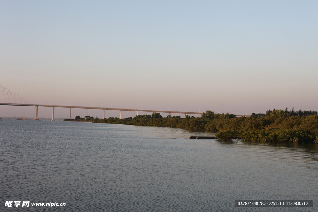 黄昏下的河畔与远处桥梁