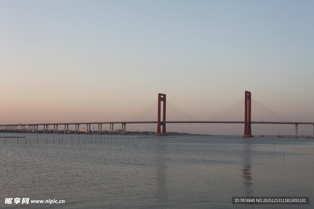 黄昏下的跨海大桥美景