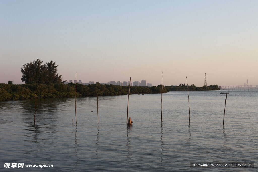 黄昏湖畔宁静景致