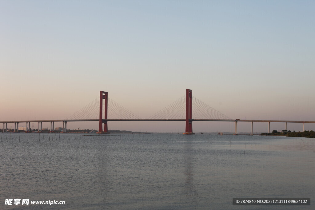 黄昏下的跨海大桥美景