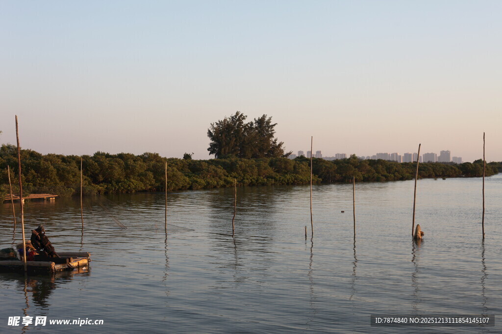 夕阳下的河畔泛舟景象