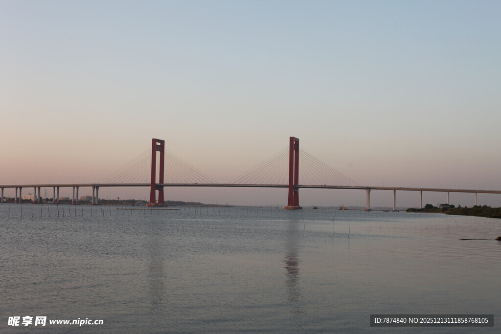黄昏下的跨海大桥美景
