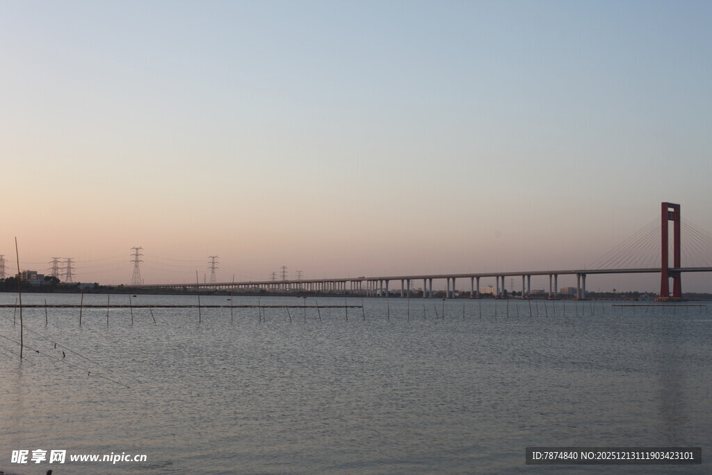 黄昏下的跨海大桥美景