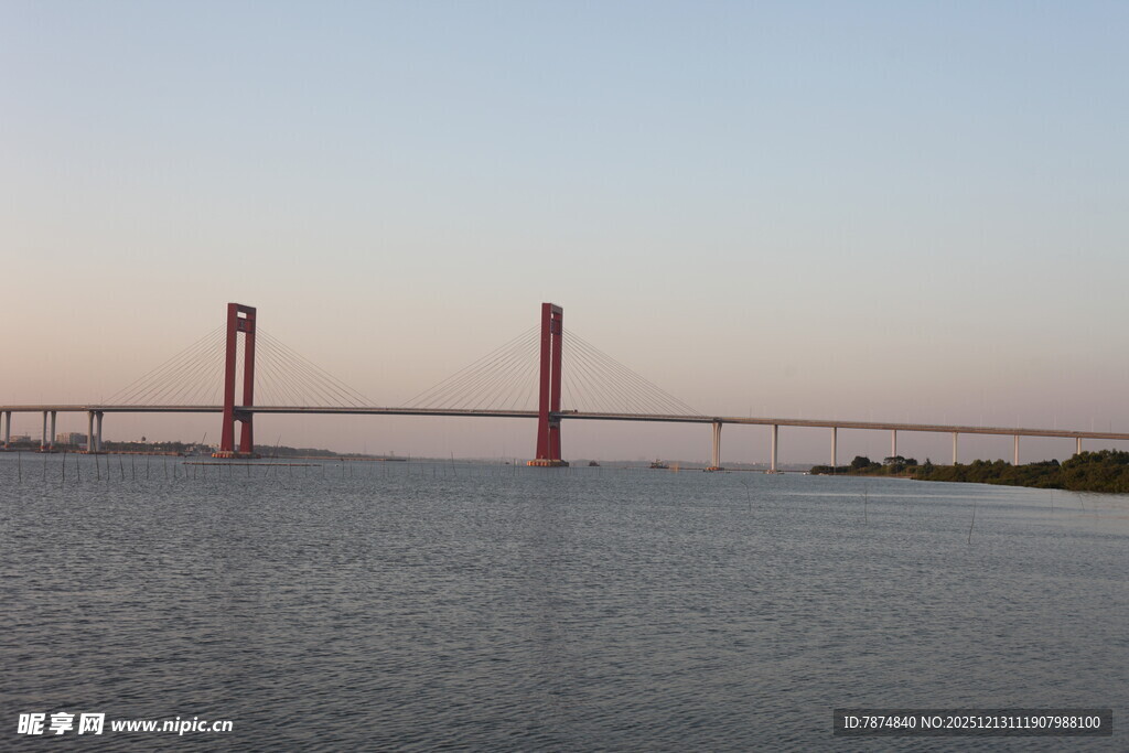 黄昏下的跨海大桥
