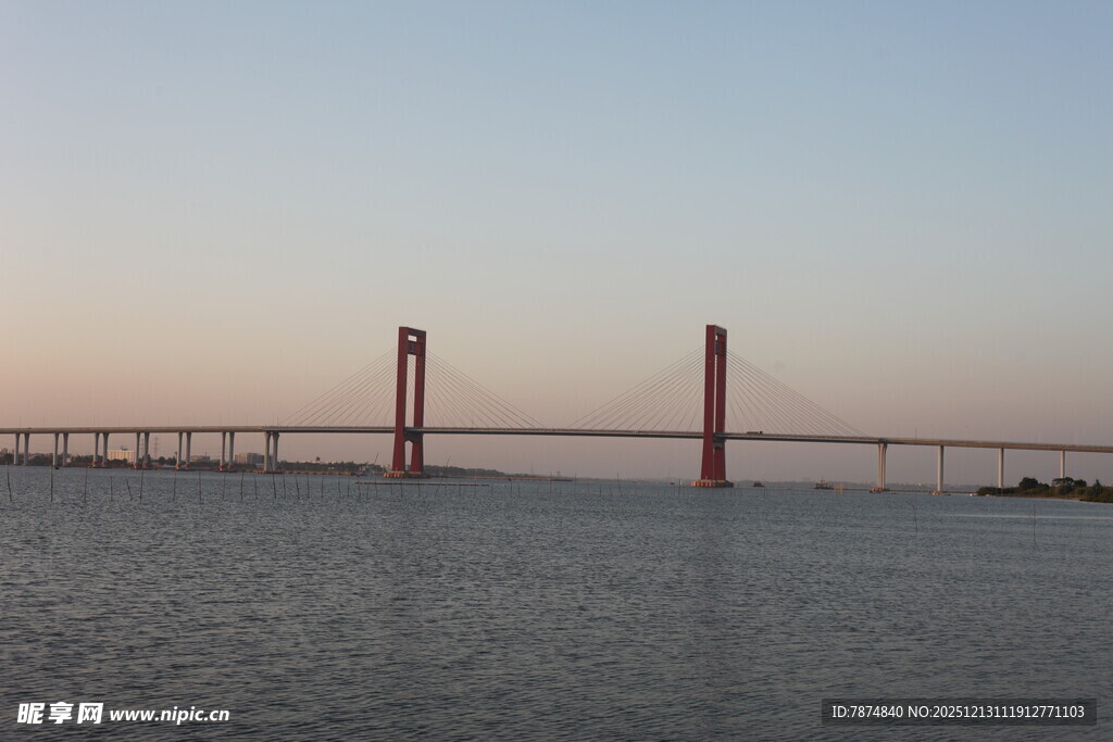 黄昏下的跨海大桥美景