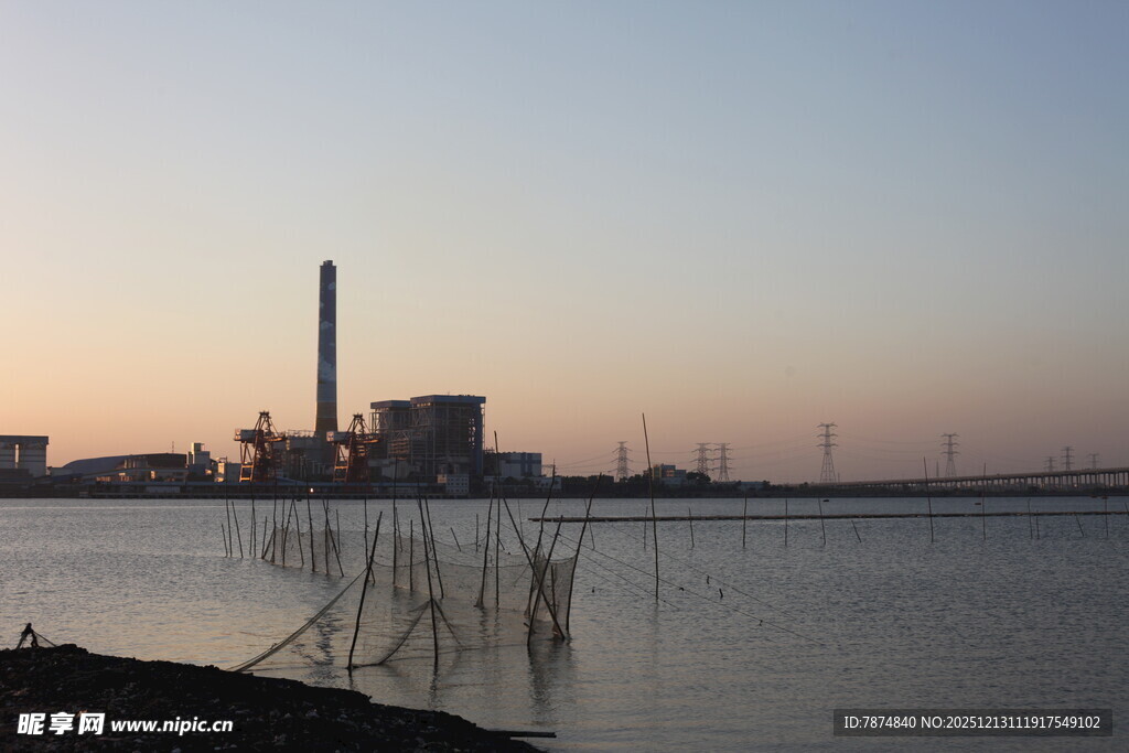 黄昏下的工厂与水域景观