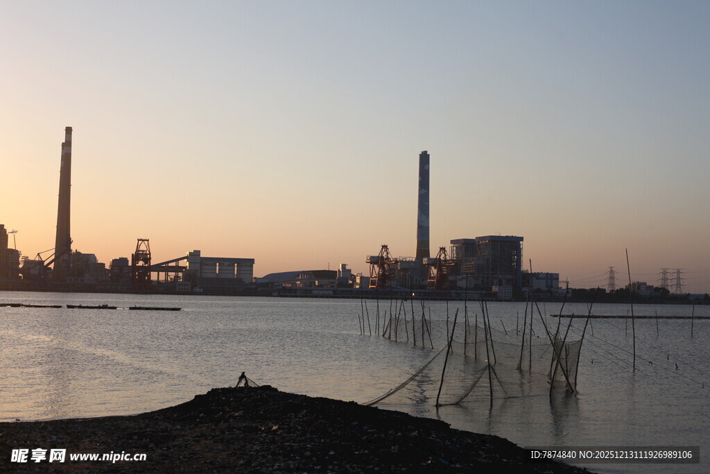 日落时分的工厂河畔景象