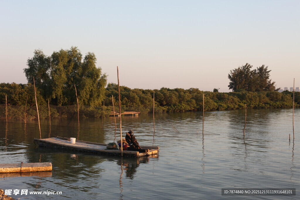 湖畔孤舟垂钓者