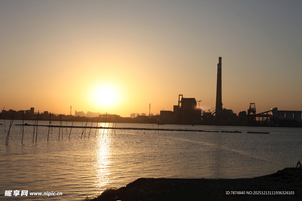夕阳下的海滨工厂美景