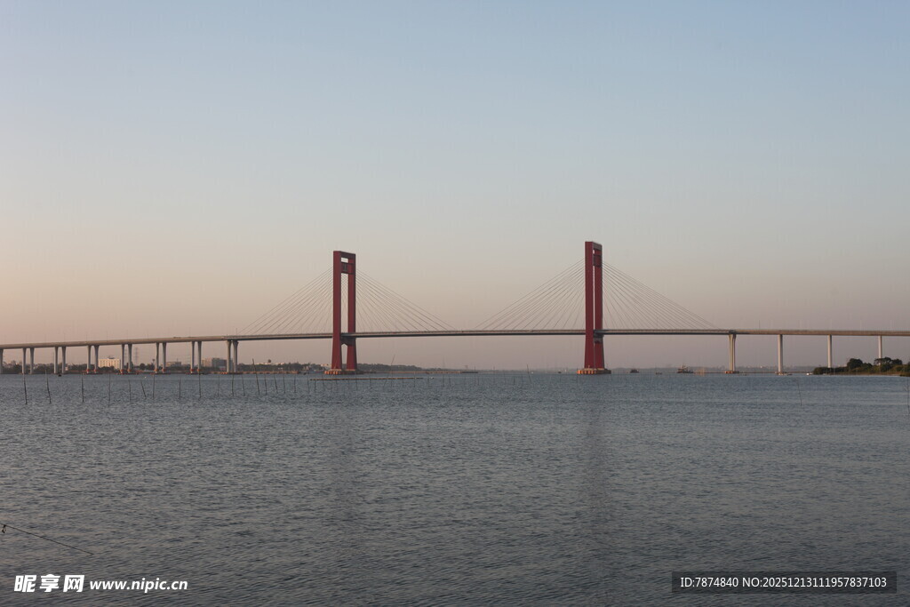 黄昏下的跨海大桥美景