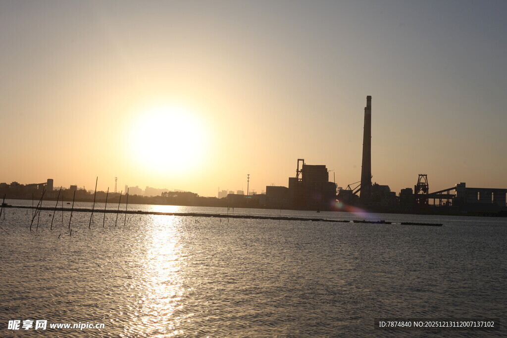 夕阳下的城市河畔美景