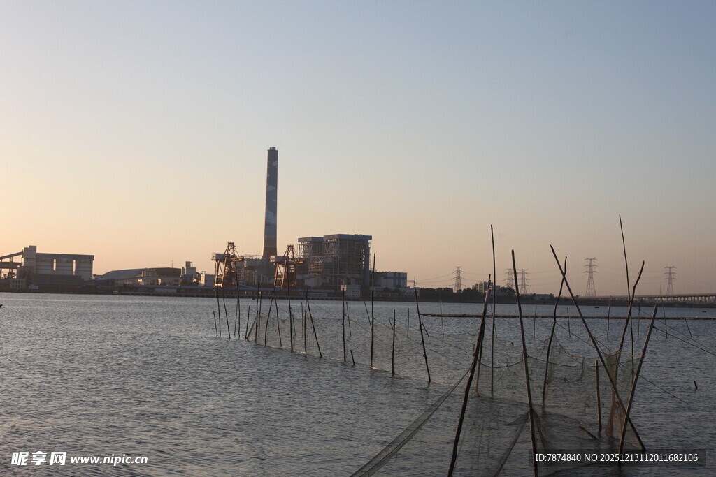夕阳下的工厂与水域景观
