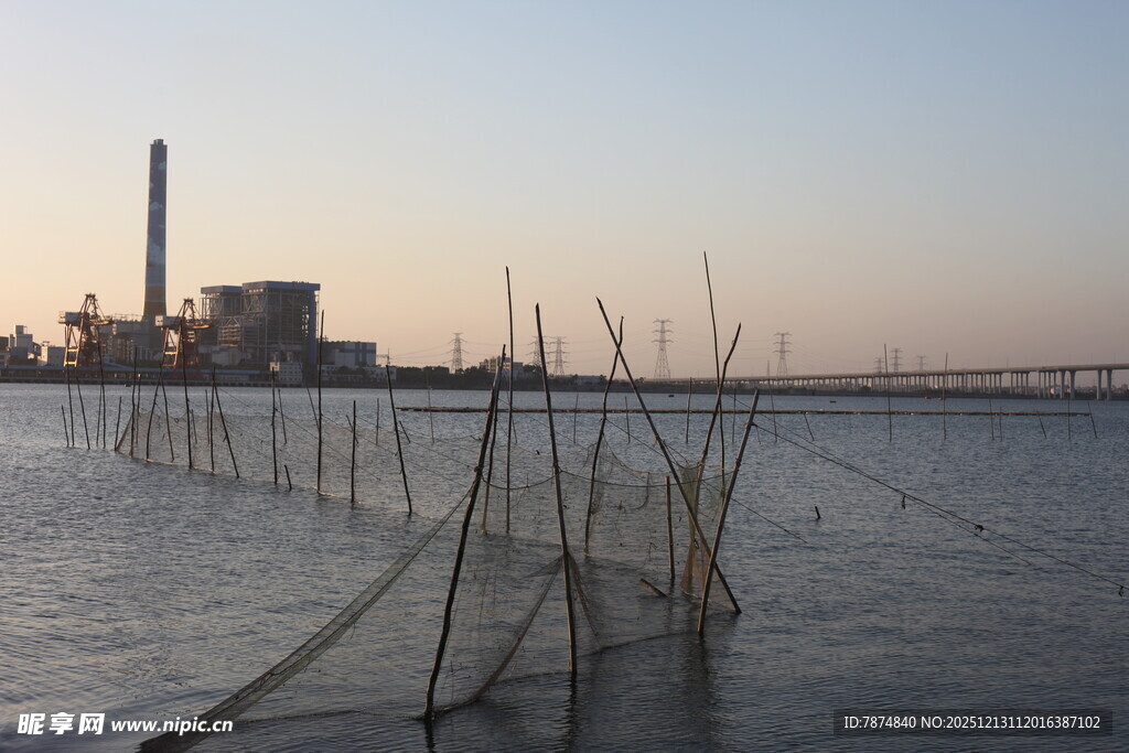黄昏下的水边工厂景象