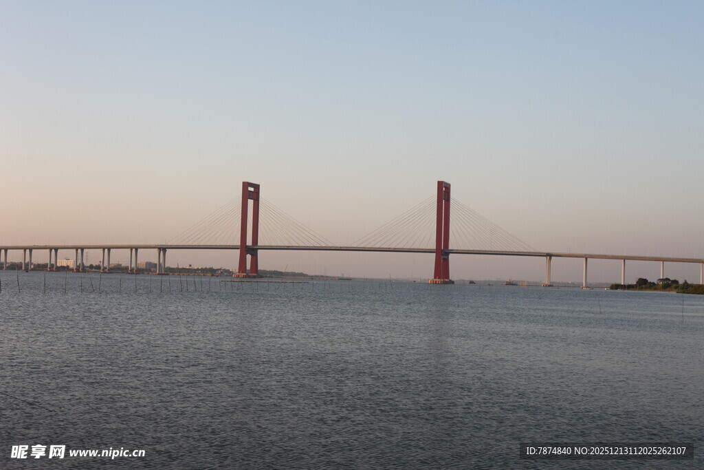 跨海大桥横跨辽阔海面