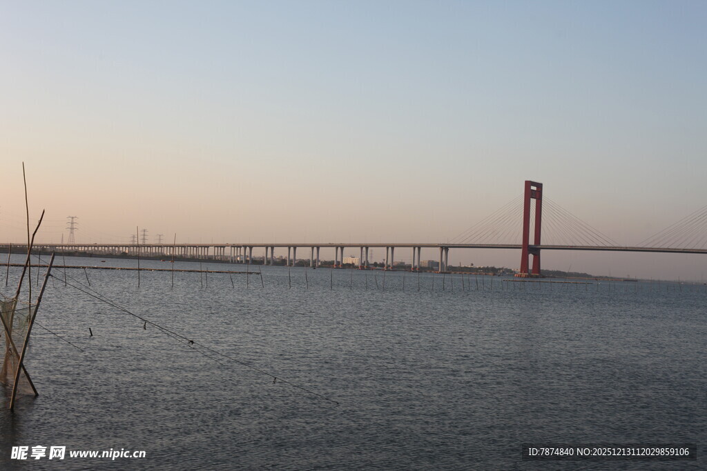 黄昏下的跨海大桥美景