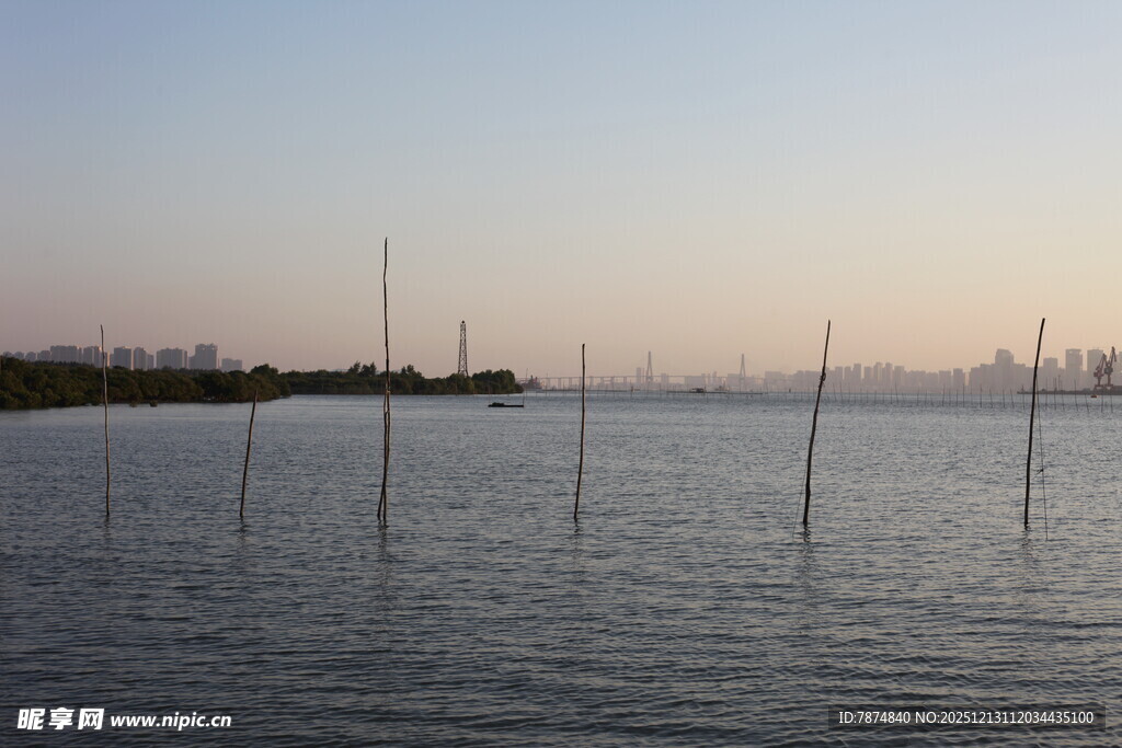 黄昏下的宁静水域景观