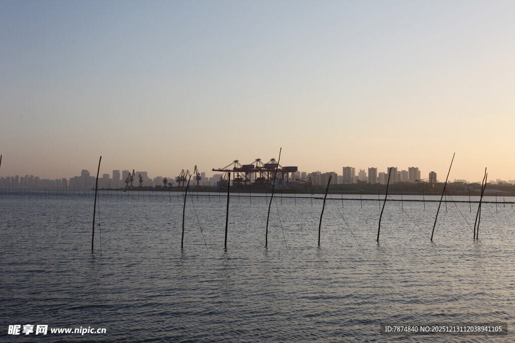 海边日落时的水上木桩景观