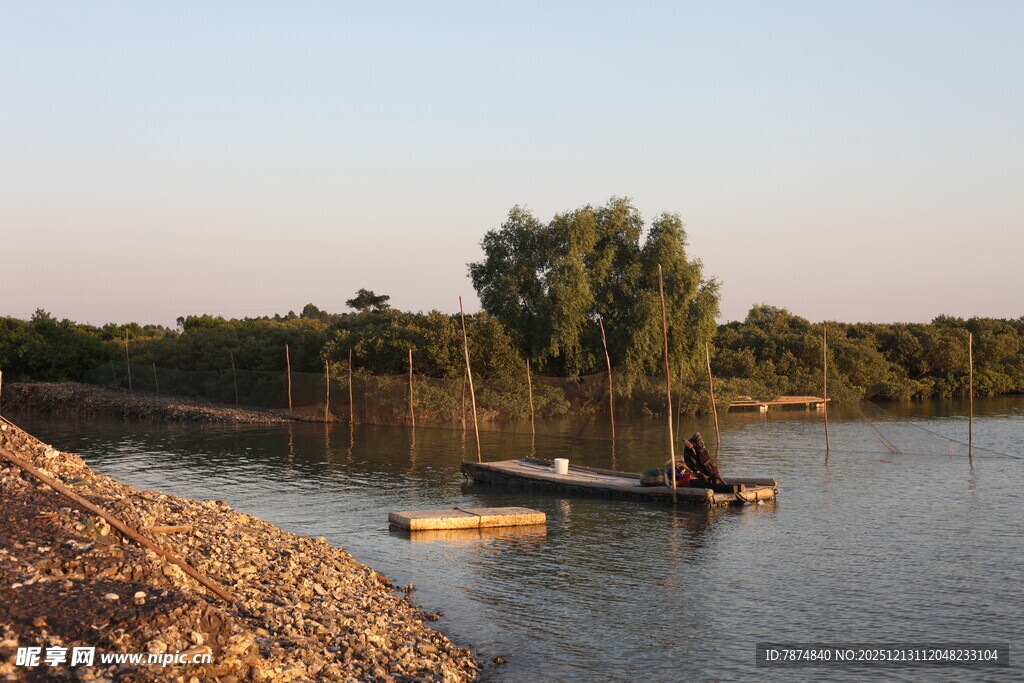 河畔小船静景