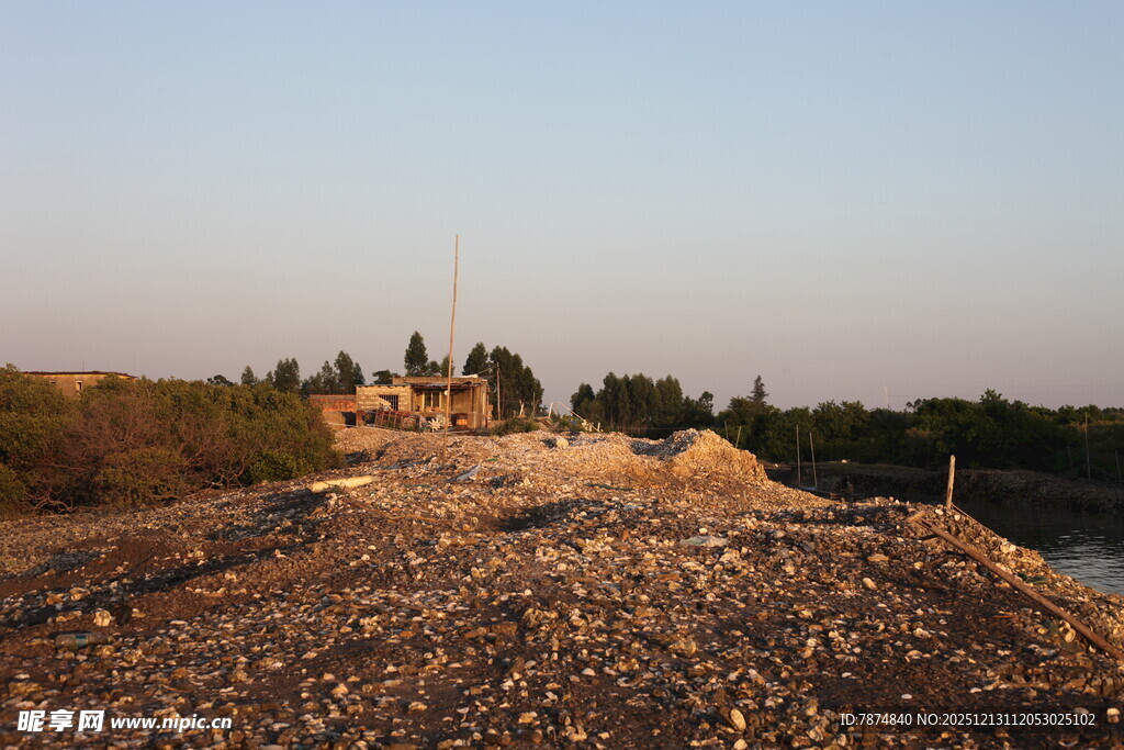 黄昏下的堆积土坡场景