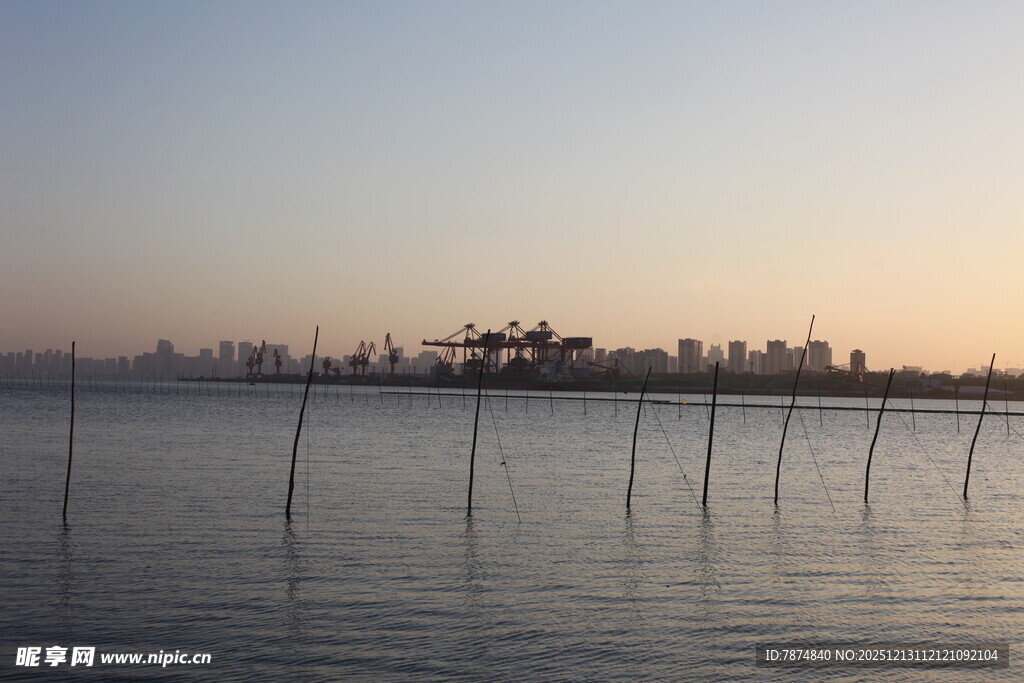 海边日落时的城市与围栏