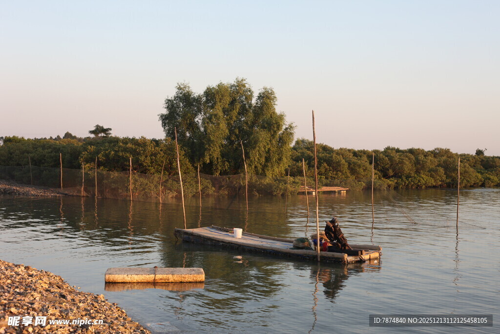 湖畔单人泛舟景象