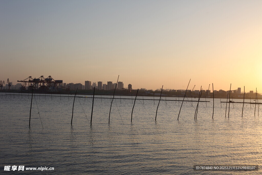 夕阳下的水上养殖场景