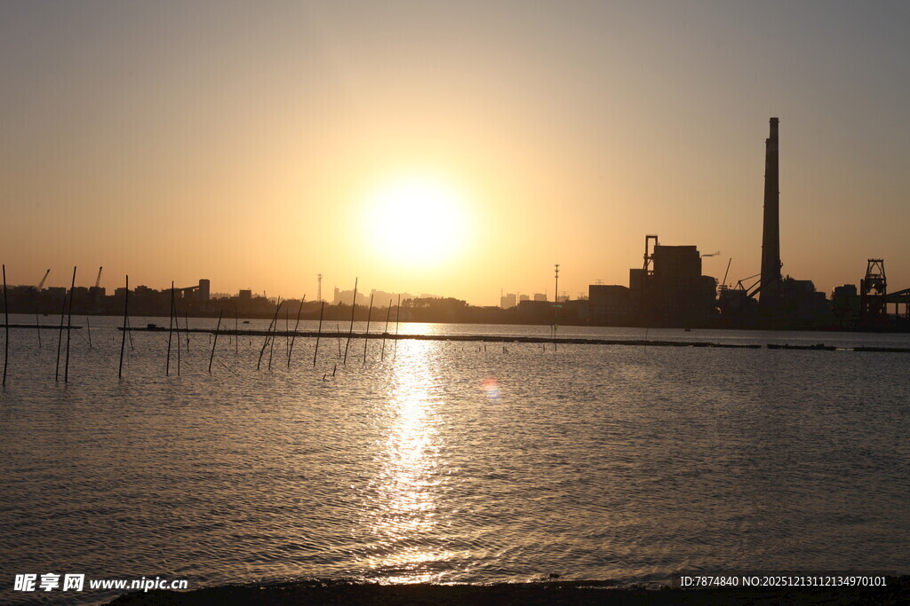 夕阳下的水边工业景象