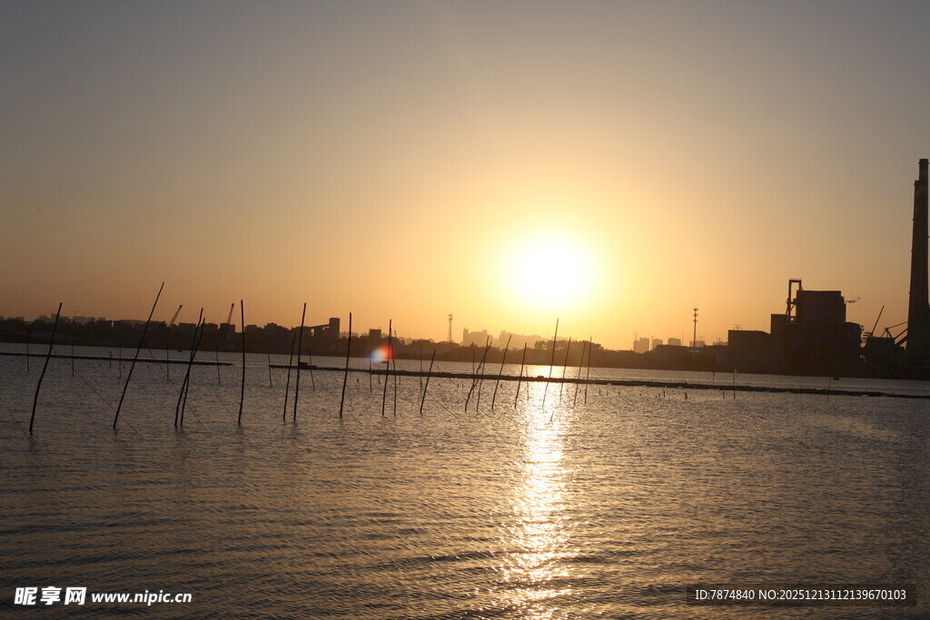 夕阳下的水面与远处建筑