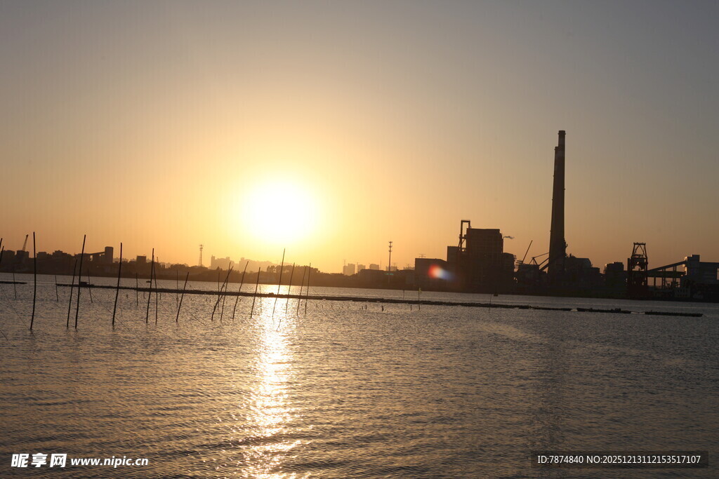 夕阳下的水域与高耸建筑