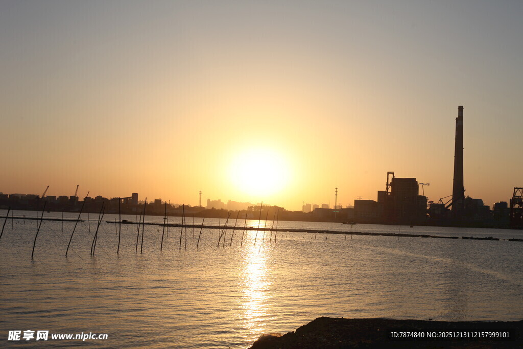 夕阳下的河畔城市景观