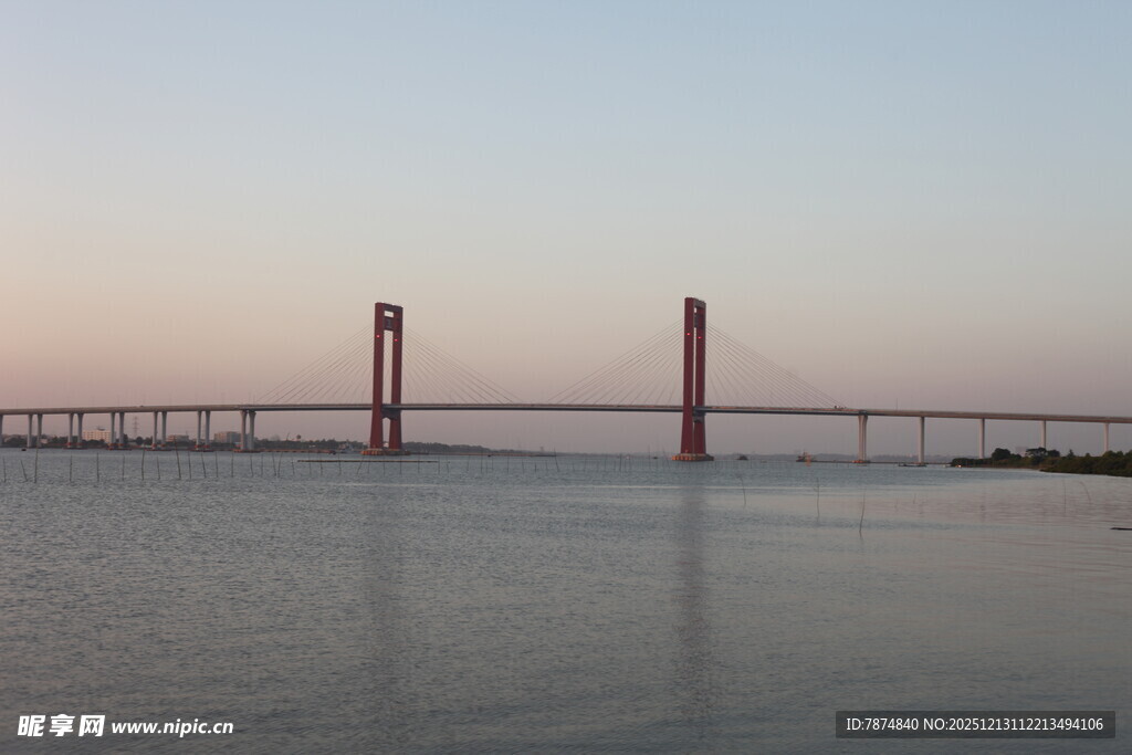 黄昏下的跨海大桥美景