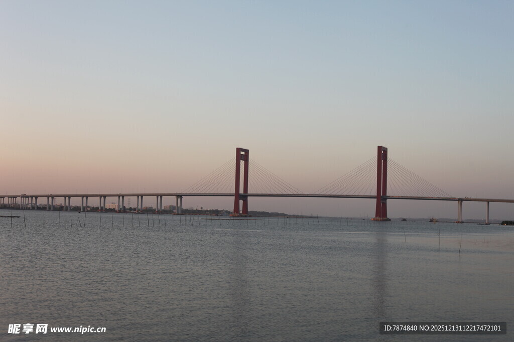 黄昏下的跨海大桥美景