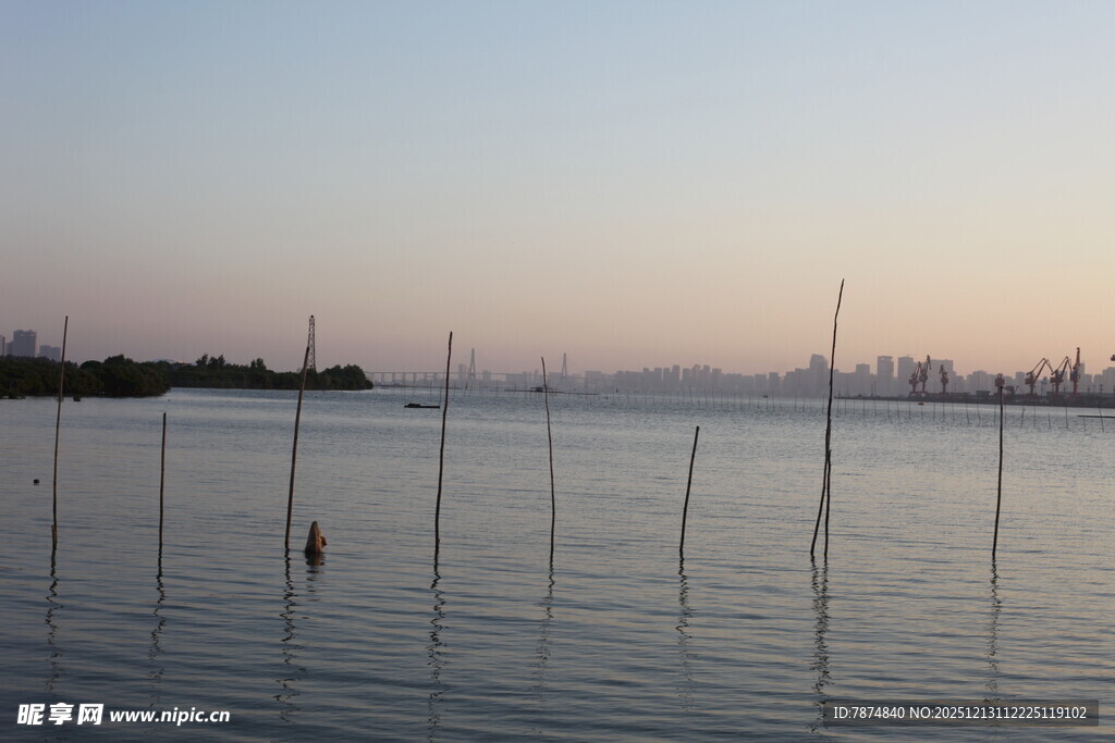 海边暮色中的渔网设施