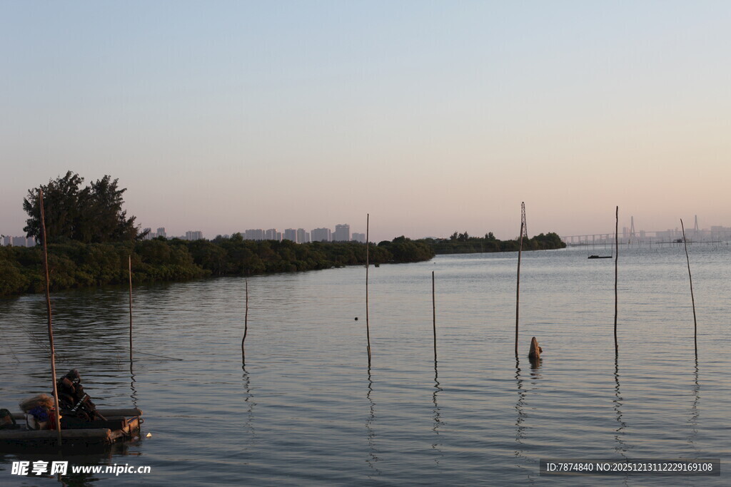 湖畔垂钓场景