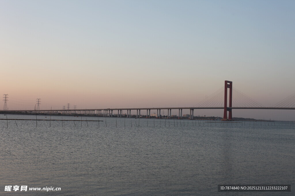 黄昏下的跨海大桥美景